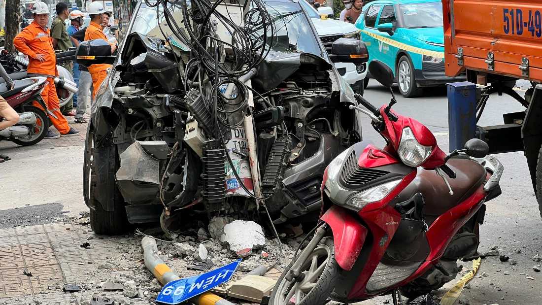 Car driver stroke causes traffic accident in Ho Chi Minh City