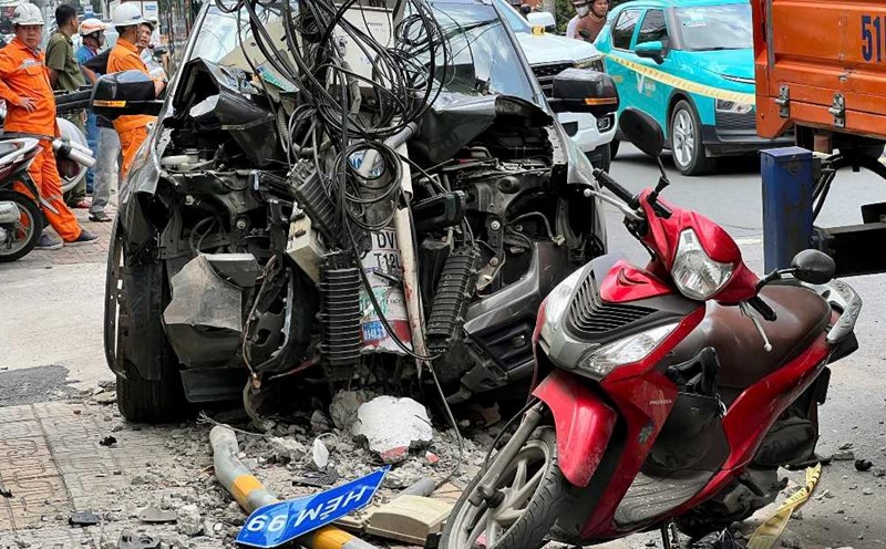 Car driver stroke causes traffic accident in Ho Chi Minh City