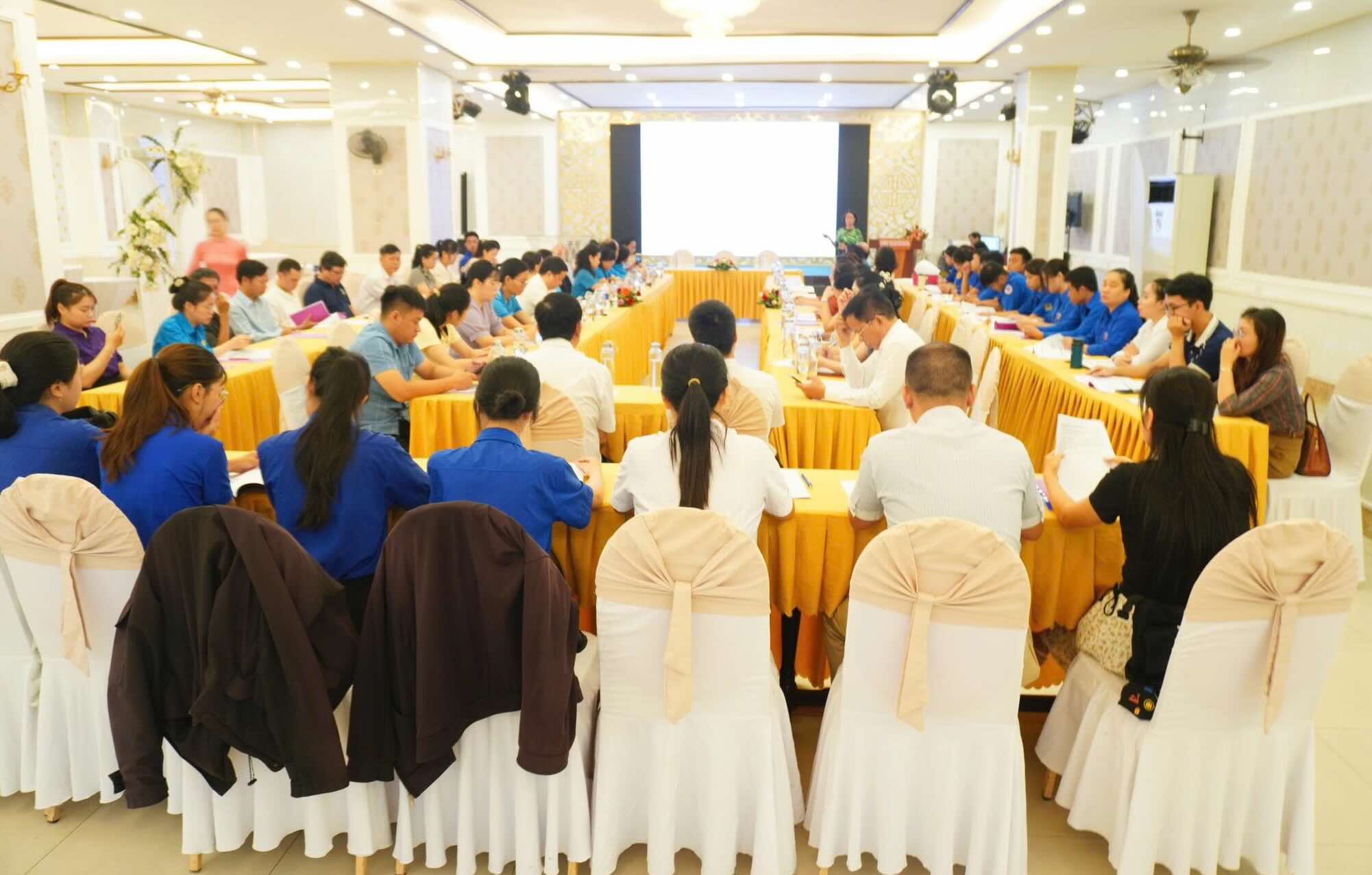 노동자들에게 생식 건강 서비스에 대한 홍보를 강화하기 위한 논의. 사진: 레 느