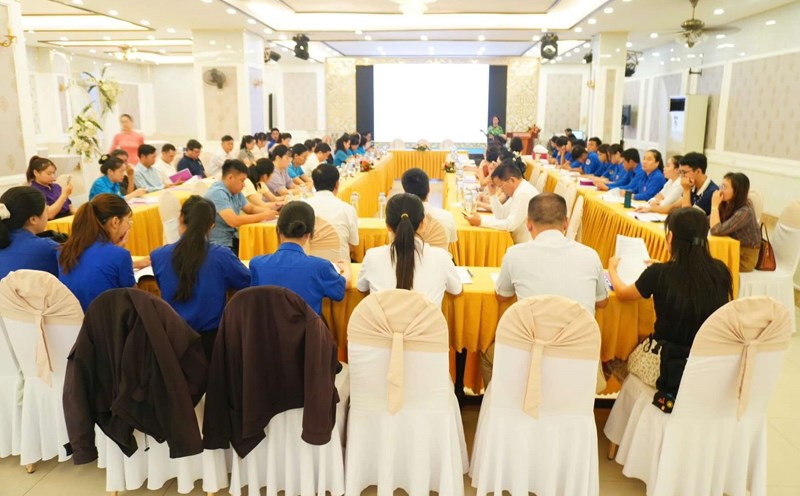 The discussion aims to enhance communication and reproductive health services for workers. Photo: Le Nhu