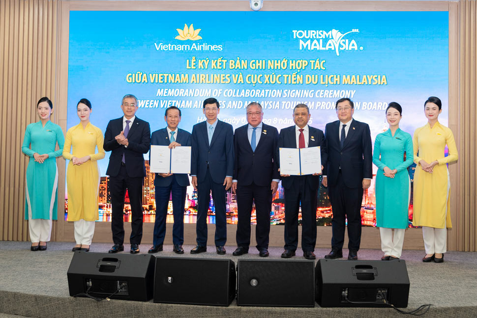The Malaysia Tourism Promotion Board and Vietnam Airlines signed a Memorandum of Understanding on cooperation to promote tourism exchanges between the two countries. Photo: Provided by the enterprise