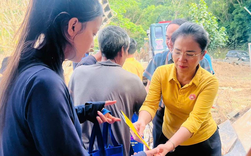 Chairwoman of the Vietnam Fatherland Front Committee of Nghe An province Vo Thi Minh Sinh presented support gifts to people affected by floods. Photo: Ngoc Anh