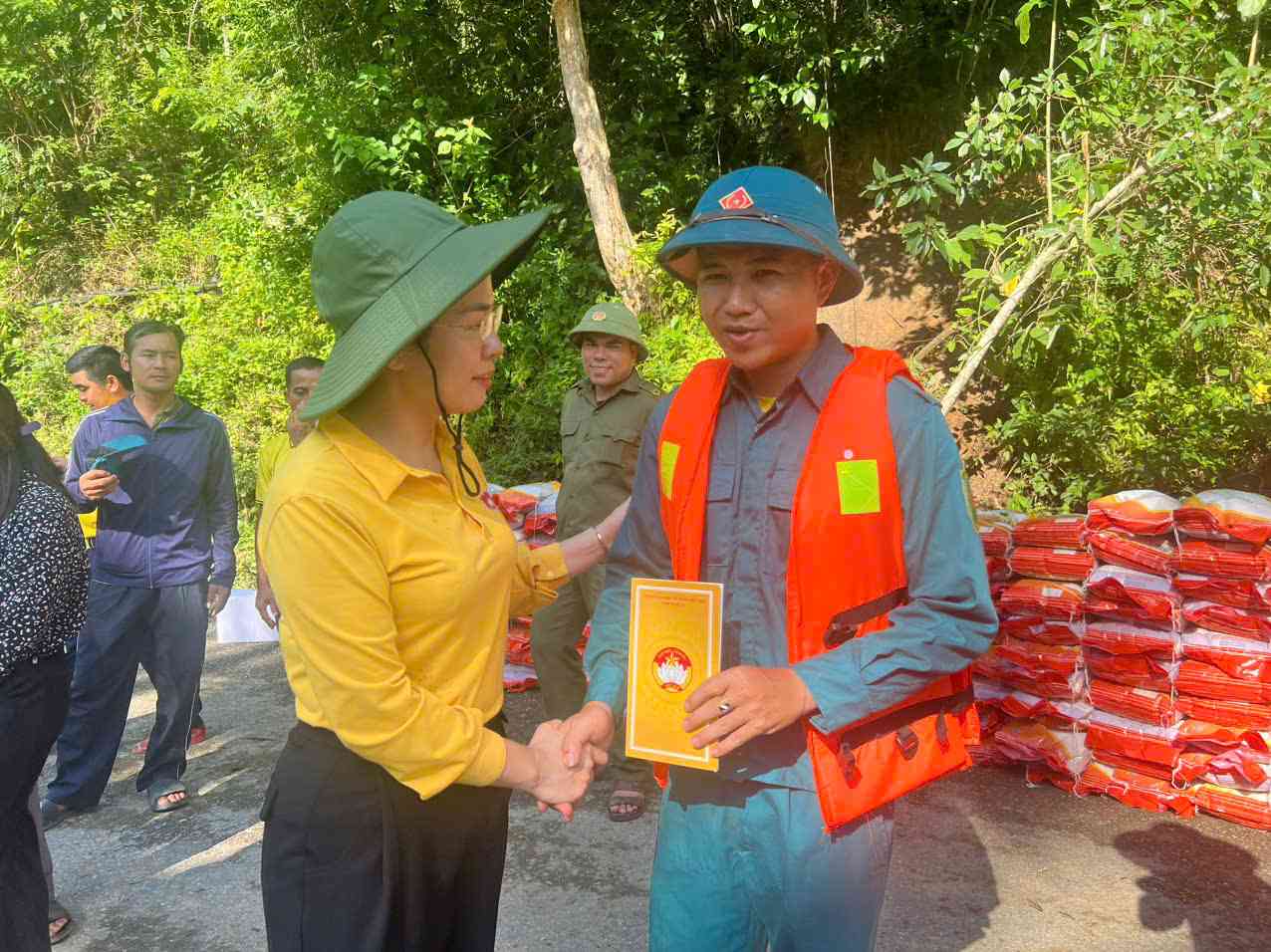 Chu tich Uy ban MTTQ Viet Nam tinh Nghe An Vo Thi Minh Sinh trao qua dong vien, ho tro luc luong giup dan bi anh huong boi mua lu. Anh: Ngoc Anh