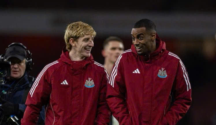 Newcastle chua bi thuyet phuc truoc loi de nghi cua Liverpool danh cho Isak (phai). Anh: Xinhua