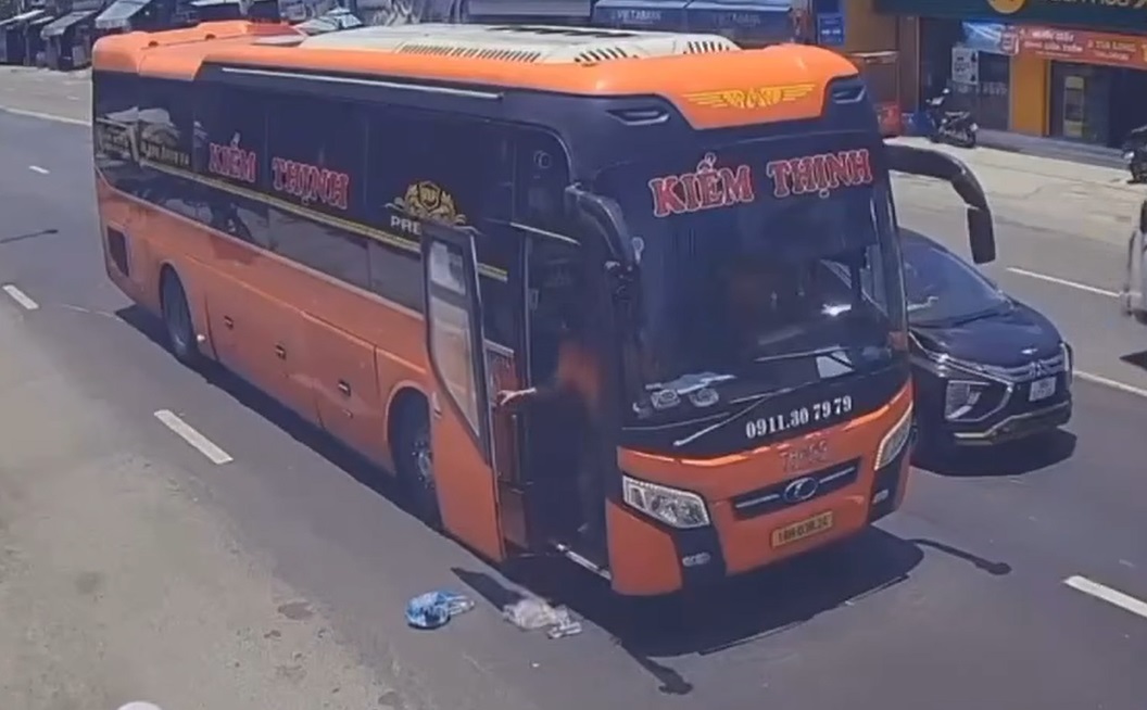 Xe khách thản nhiên vứt rác xuống đường khi dừng đèn đỏ ở ngã tư Thạch Trụ, xã Lân Phong, tỉnh Quảng Ngãi. Ảnh cắt từ clip