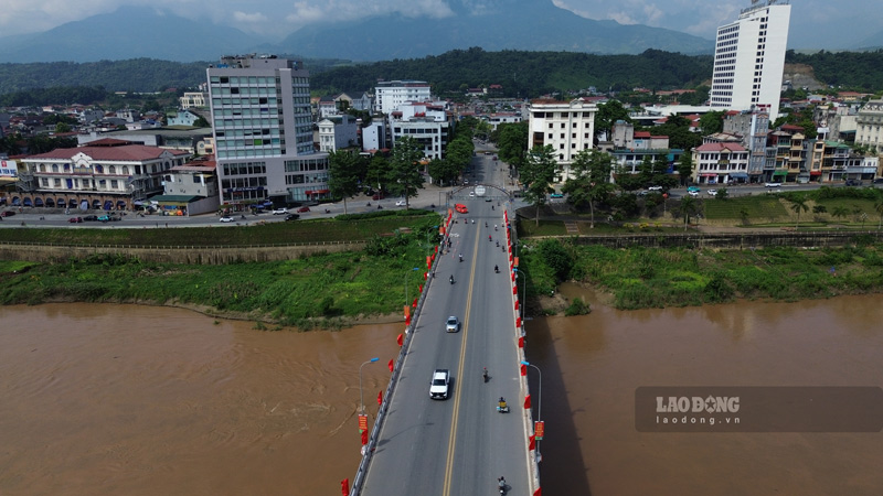 Nguoi dan Lao Cai van co the di chuyen qua cau Coc Leu binh thuong. Anh: Dinh Dai