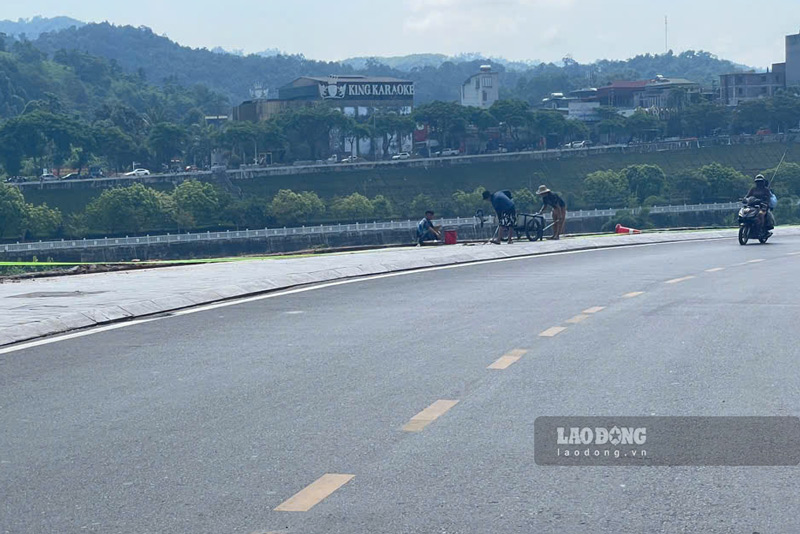 Cac cong nhan dang sua chua, cai tao cau, cung voi do la thi cong he thong lan can da phia duong An Duong Vuong. Anh: Dinh Dai