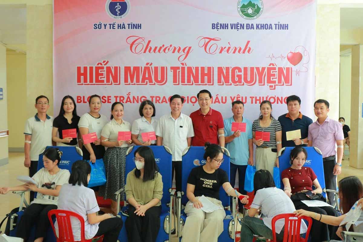 Many doctors, nurses, and health workers in Ha Tinh participated in blood donation. Photo: Duc Chung.