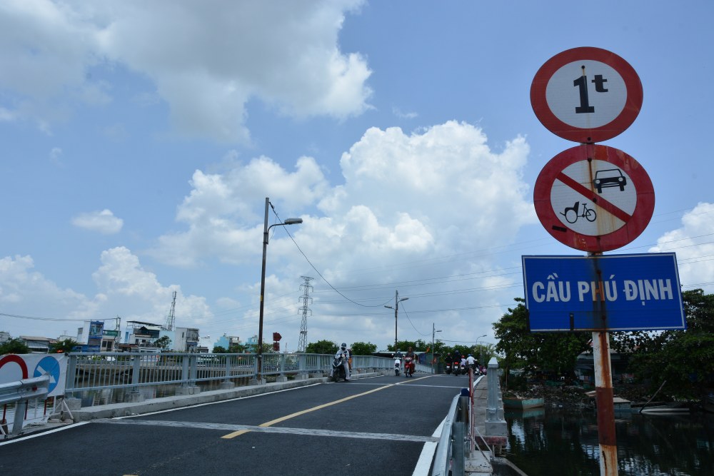 Cau Phu Dinh hien co chieu dai gan 100m, rong khoang 3m, gioi han tai trong toi da 1 tan va cam o to luu thong. Anh: Thai Bao
