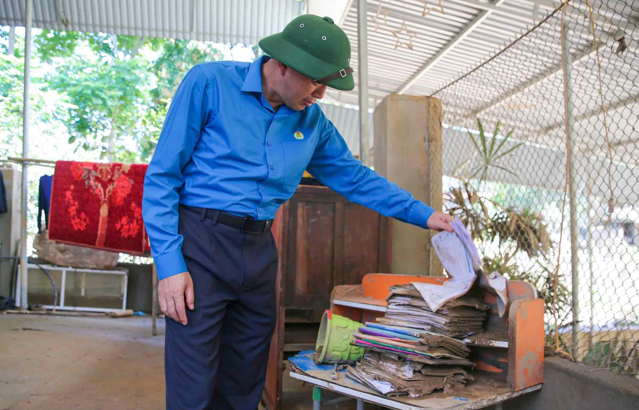 Ong Kha Van Tam chia se voi nhung mat mat ve tai san cua nguoi la dong. Anh: Hai Yen