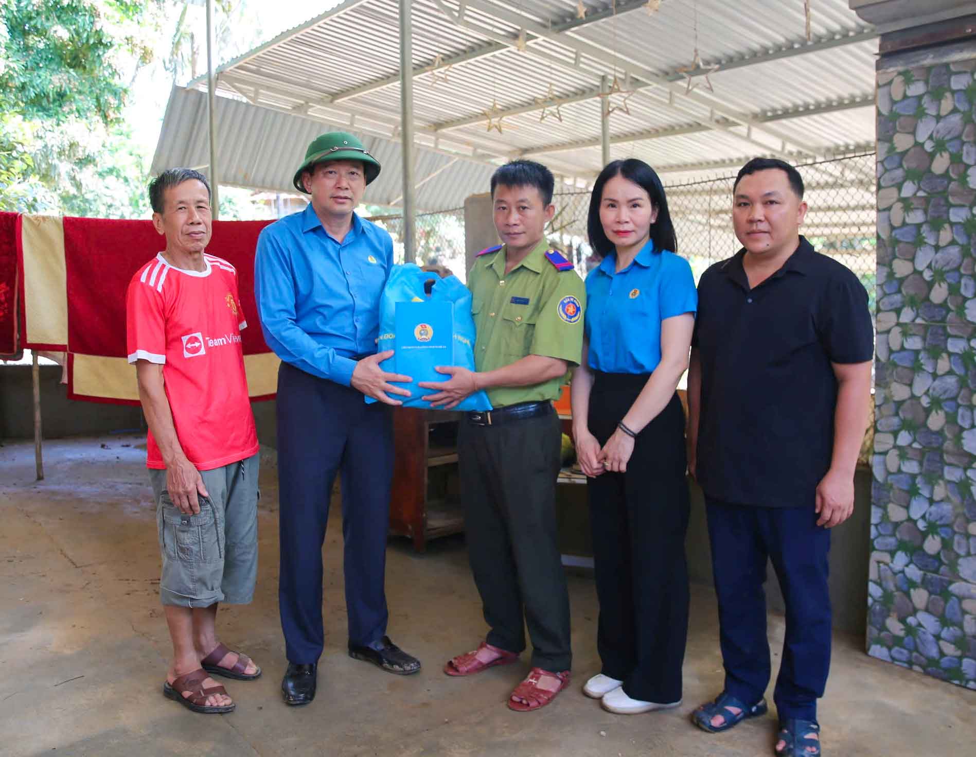 Ong Kha Van Tam - Chu tich Lien doan Lao dong tinh Nghe An trao qua ho tro doan vien, nguoi lao dong bi anh boi dot mua lu lich su. Anh: Hai Yen