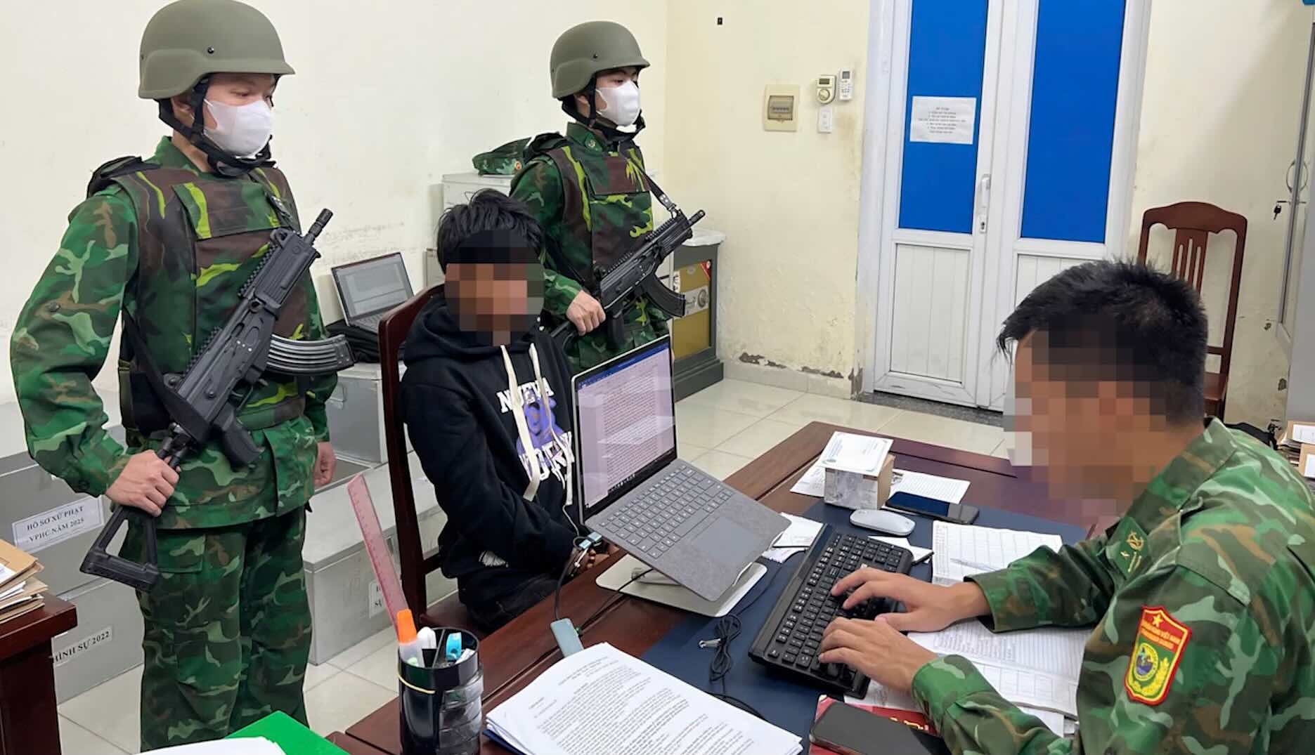Arrested 2 subjects transporting nearly 200 drug pills at the Quang Tri border.
