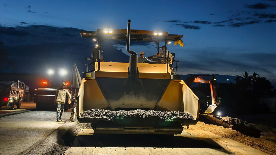Des ouvriers travaillent assidûment la nuit sur le projet d'autoroute Quang Ngai - Hoai Nhon. Photo : Vien Nguyen