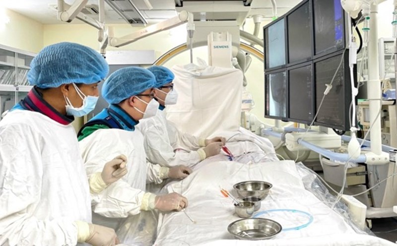Doctors operate on a stroke patient with a history of high blood pressure. Photo: Nguyen Ly