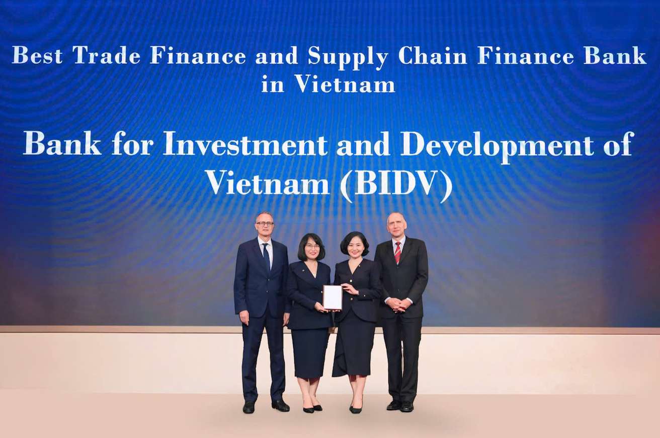 BIDV representative received the award from The Asian Banker. Photo: BIDV