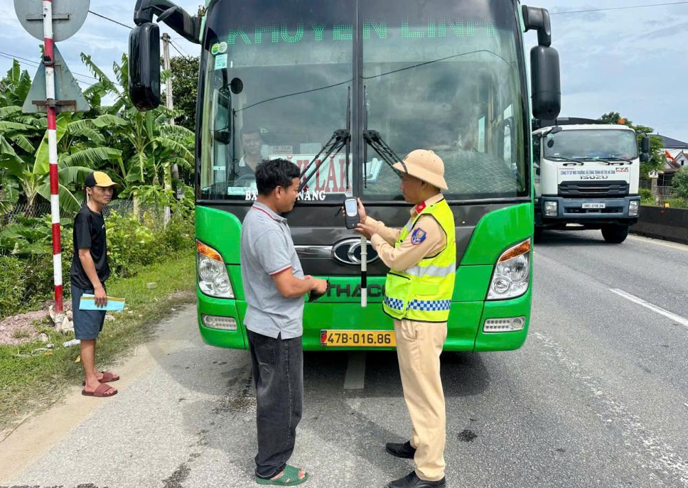 Ha Tinh Traffic Police force increased patrols and controls to limit traffic accidents. Photo: Ha Tinh Police.