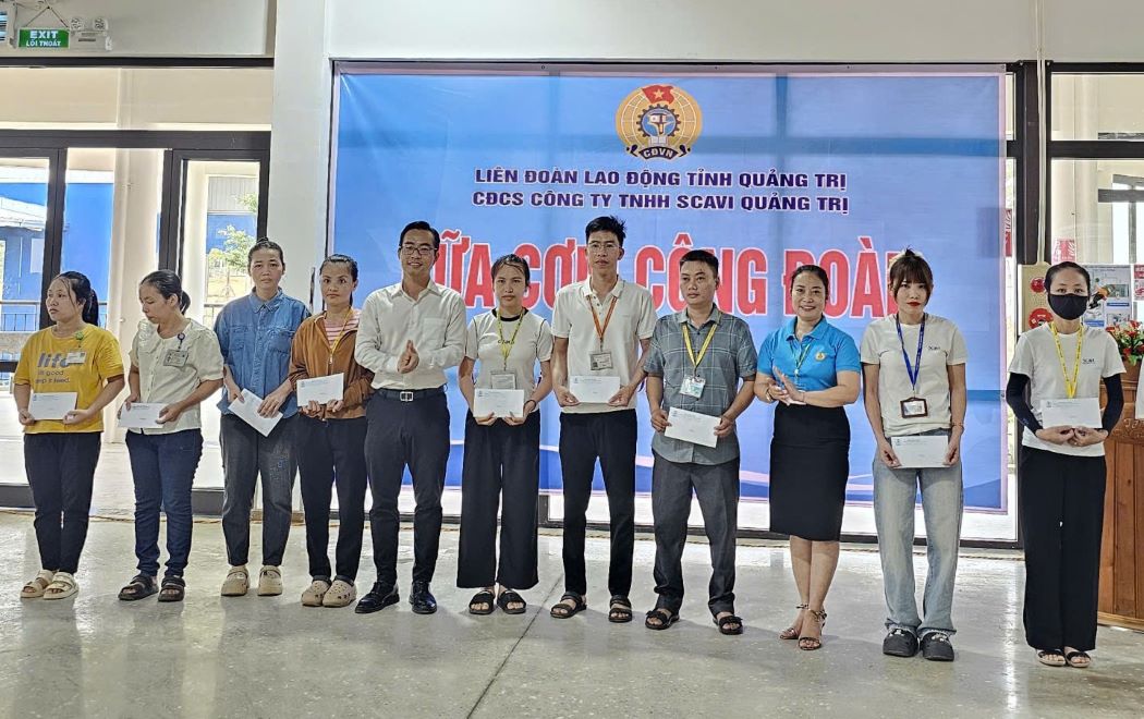 Lanh dao LDLD tinh Quang Tri va Ban Quan ly Khu kinh te tinh Quang Tri tang qua cho cong nhan lao dong. Anh: H.Nguyen