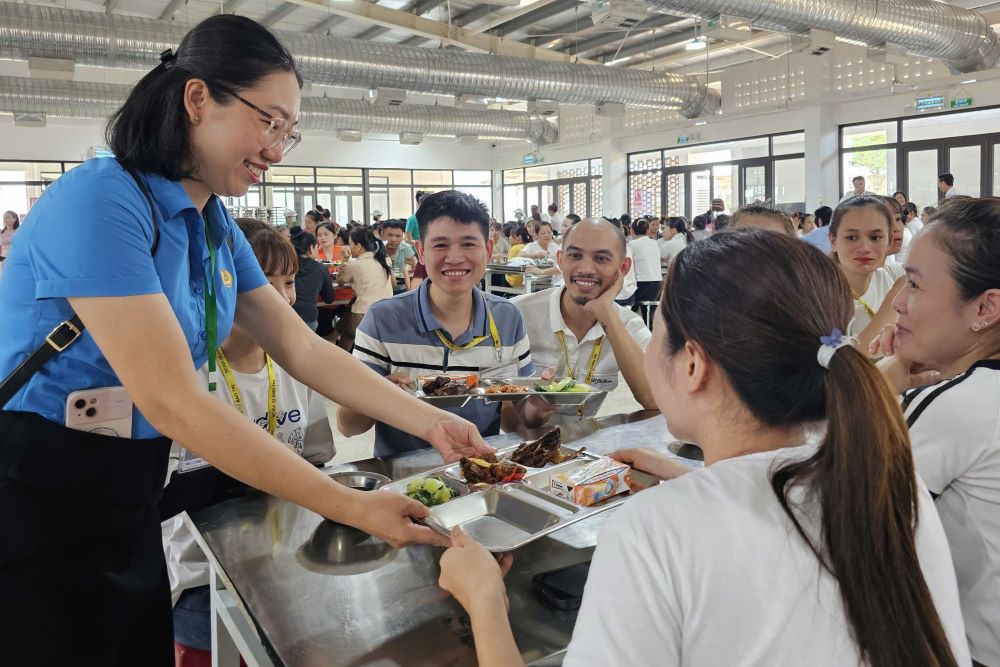 노동조합 점심 식사에서 노동자들의 미소. 사진: H.응우옌