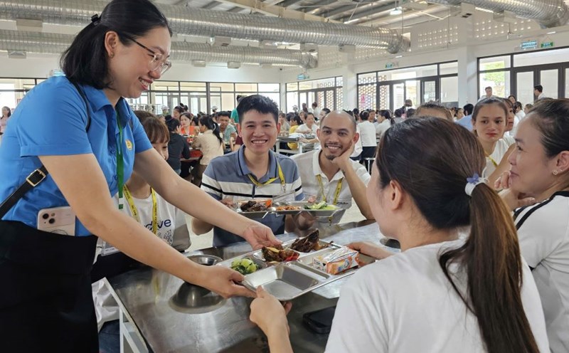 The smile of workers at the Union Meal. Photo: H.Nguyen