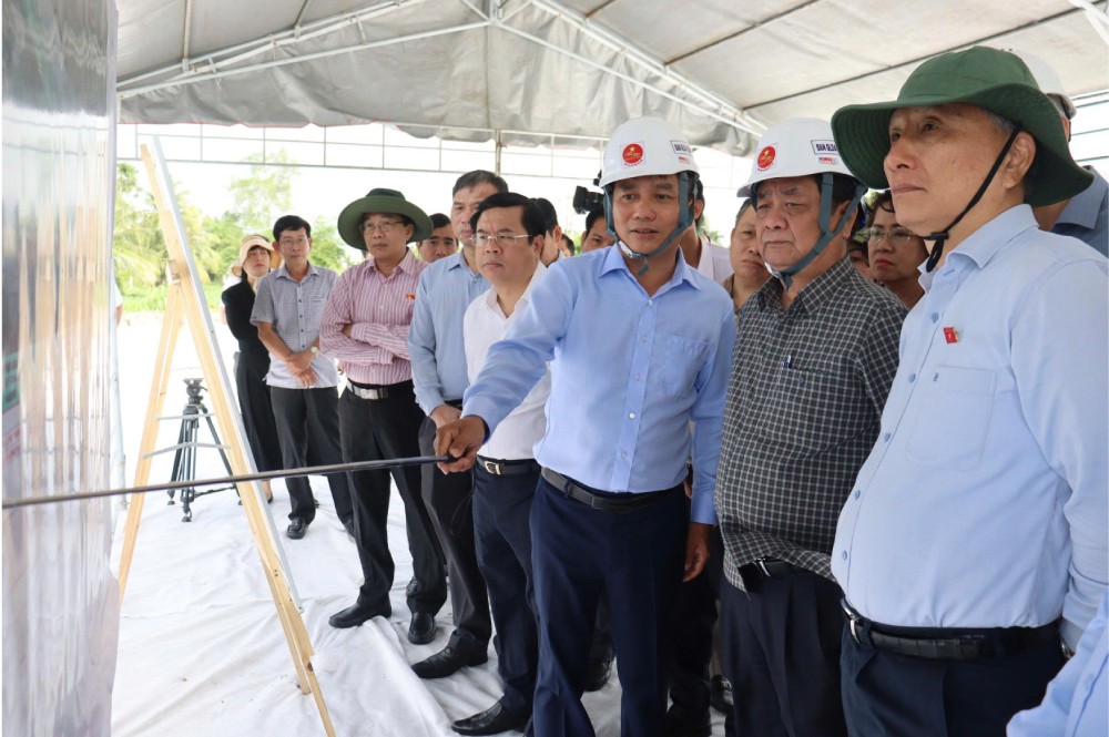 党中央委員会のメンバー、国会の副会長であるルミン・ホアンは、ゴー・クアオ・コミューンのホーチ・ミン・ロードプロジェクトを調査しました。写真：ngoc mai