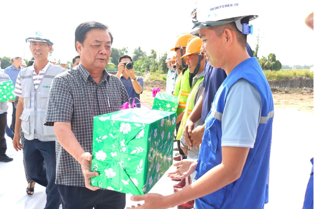 Uy vien BCH Trung uong Dang, Pho Chu tich Quoc hoi Le Minh Hoan tang qua cho can bo Nha thau tham gia thi cong Du an duong Ho Chi Minh tai xa Go Quao. Anh: Ngoc Mai