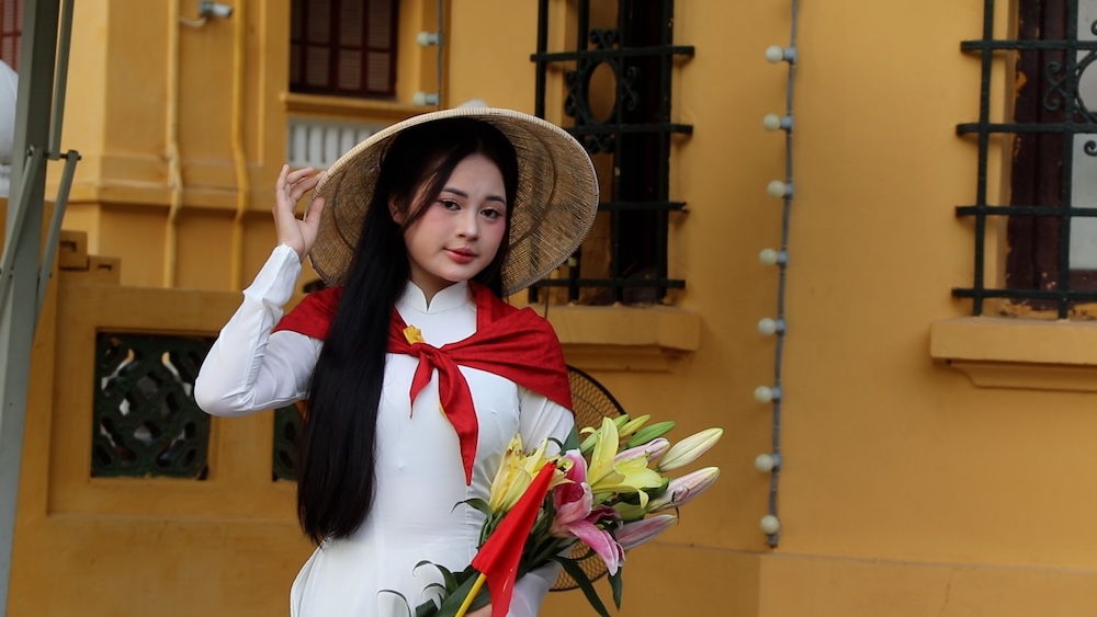 People eagerly check-in at the historic Ba Dinh Square in Hanoi. Photo: Nguyen Linh