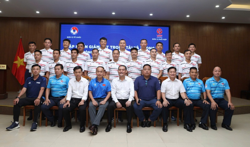 Cac trong tai va giam sat trong tai tham du lop tap huan mua giai 2025-2026. Anh: VFF 