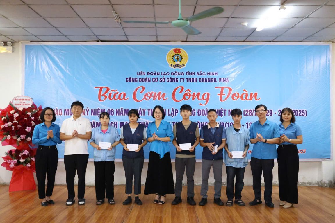 박닌성 노동총연맹 지도부가 노동조합 점심 식사 프로그램에서 노동자들에게 선물을 증정하고 있습니다. 사진: Quyet Chien