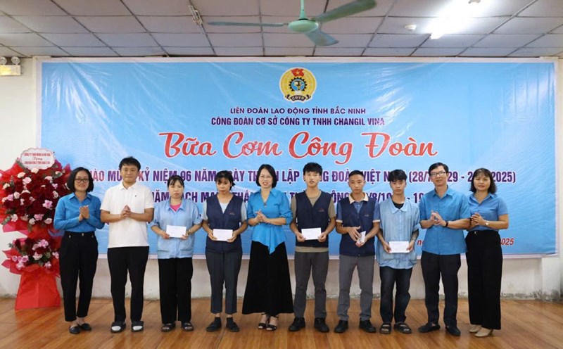 Leaders of the Bac Ninh Provincial Federation of Labor presented gifts to workers at the union meal program. Photo: Quyet Chien