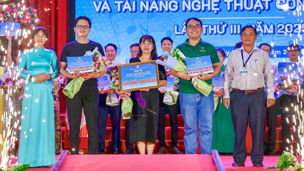 Giai Nhat toan doan thuoc ve Khoa Ngoai ngu. Anh: Dai hoc Can Tho
