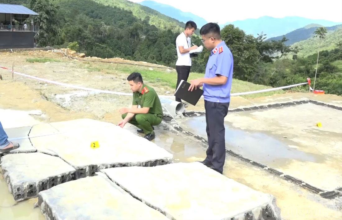 Luc luong chuc nang Lao Cai kiem tra hien truong vu viec. Anh: Phan Tuan