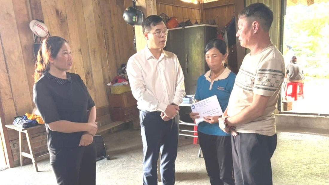 Ong Ha Duc Hai, Pho Chu tich Uy ban MTTQ Viet Nam tinh Lao Cai, Bi thu Tinh doan tham hoi, dong vien, ho tro mai tang phi cho gia dinh 2 nan nhan tu vong.
