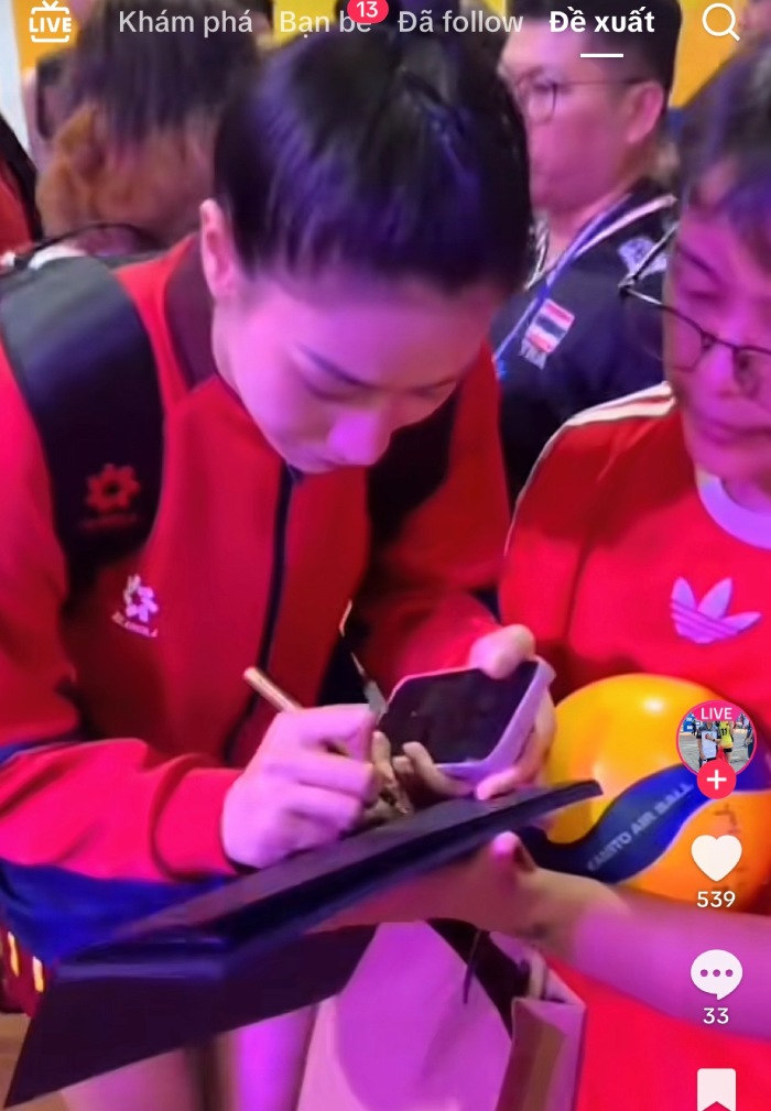 Kieu Trinh duoc fan Thai Lan yeu men. Anh: Cat tu video