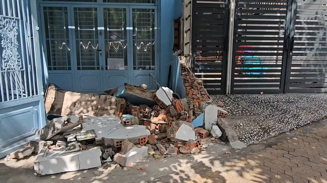 After the argument, a technology taxi driver crashed into a house gate in Ho Chi Minh City