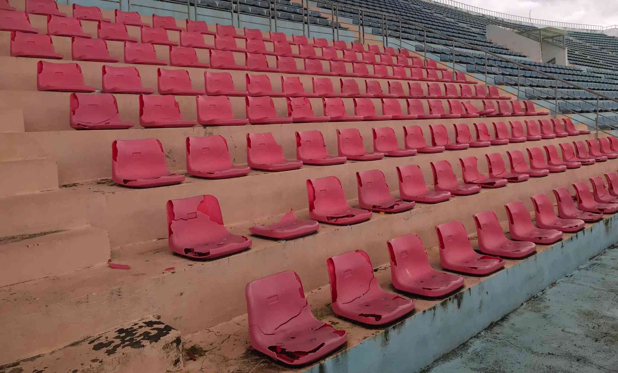 Son Laスポーツ複合施設に属するスタジアムのAスタンドエリアの座席のほとんどが老朽化し、損傷しています。写真:Truong Son