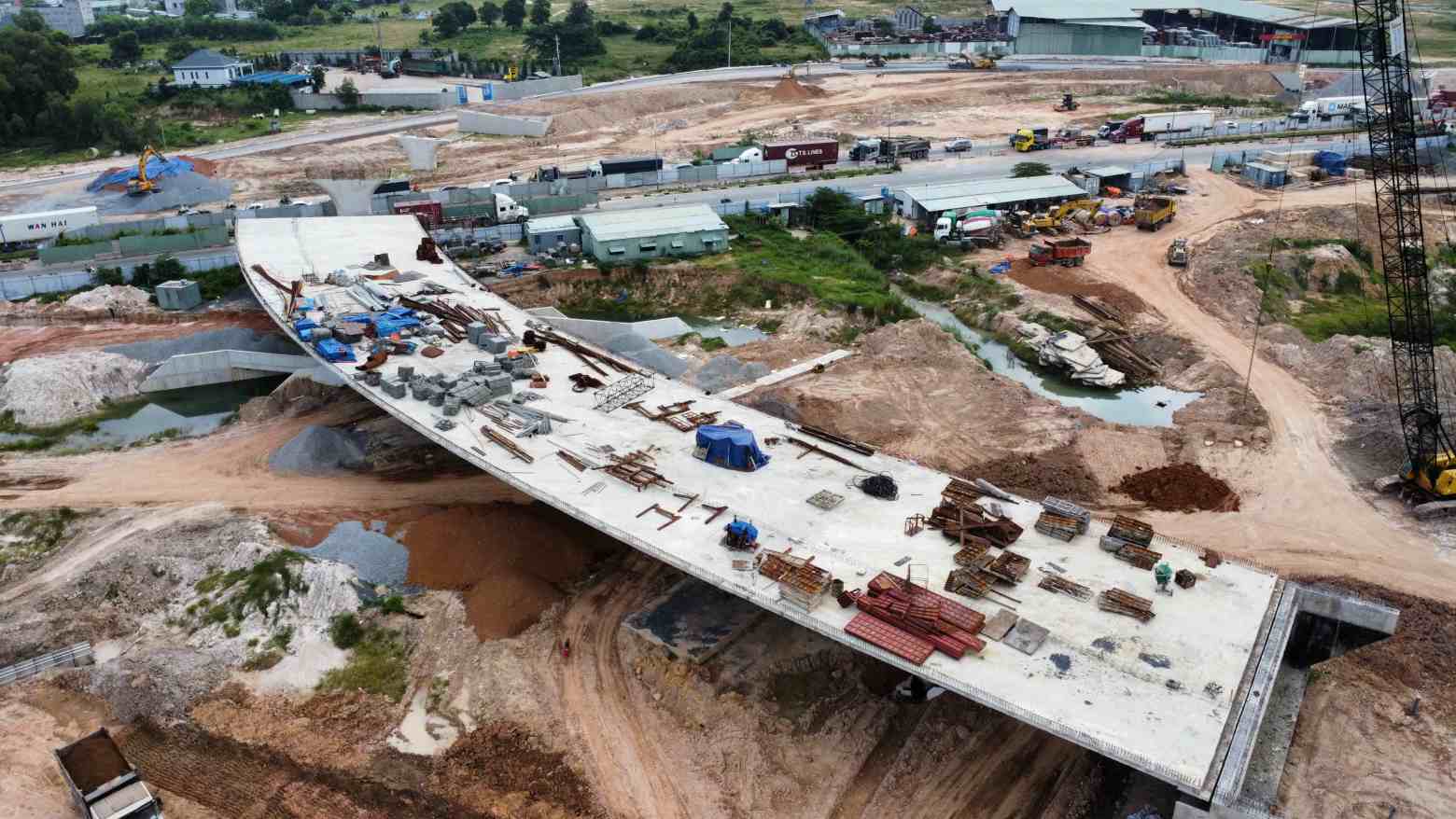 Trong thang 8.2025, se thi cong cau vuot bang qua duong My Phuoc Tan Van. Anh: Dinh Trong