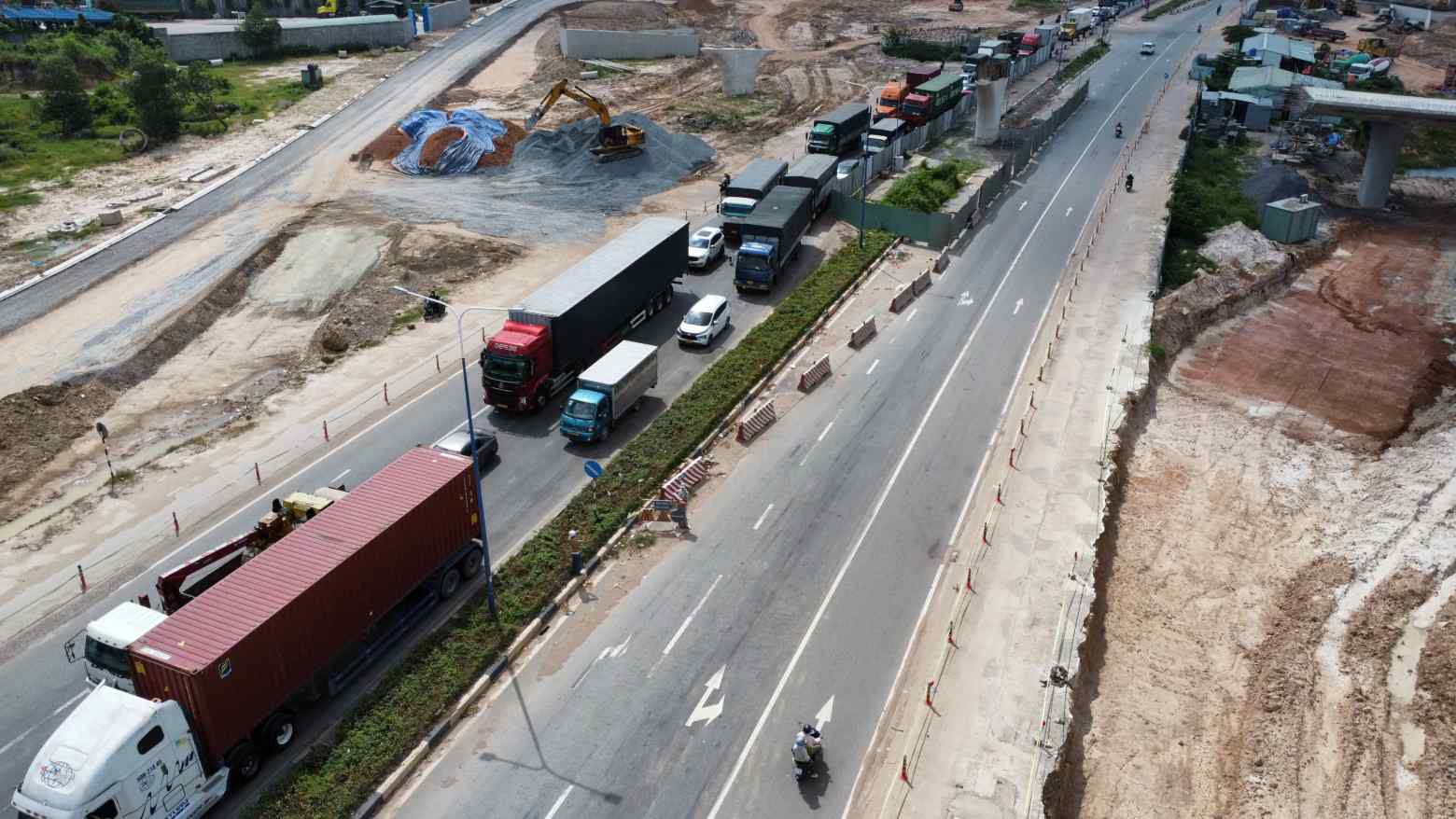 Giao thong un u tren duong My Phuoc Tan Van huong tu An Phu ve Thu Dau Mot. Anh: Dinh Trong