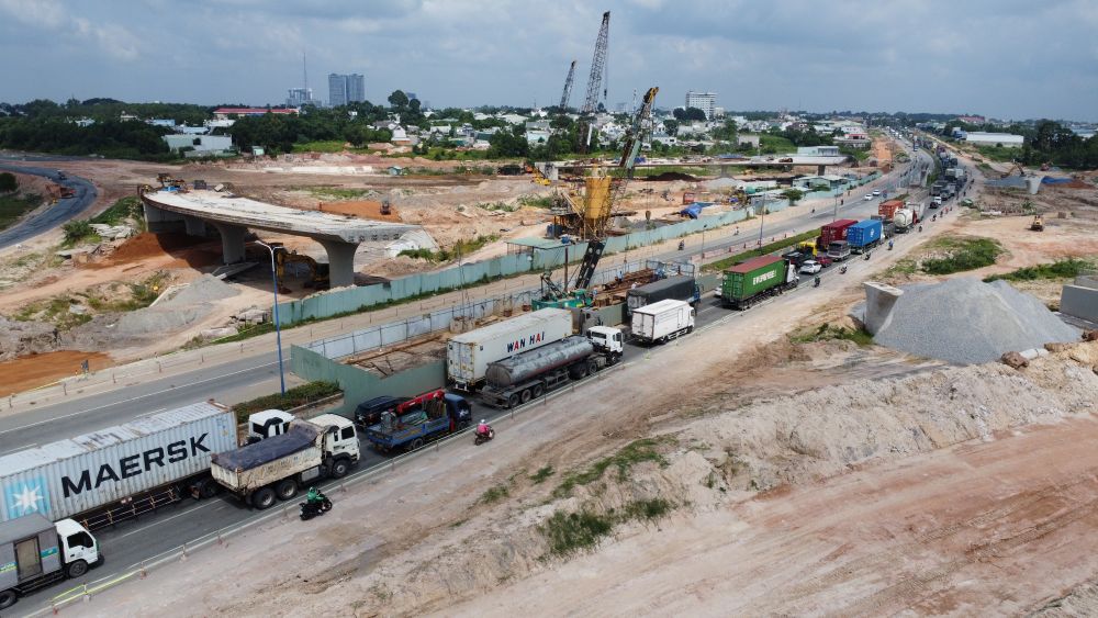 Pont d'intersection de Binh Chuan projet de route peripherique 3 Ho Chi Minh-Ville. Photo : Dinh Trong