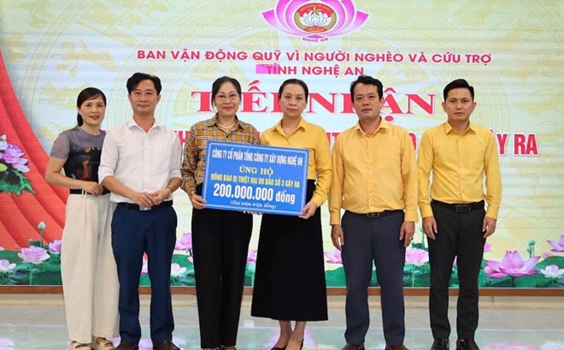 The Board of Directors and the Trade Union of Nghe An Construction Corporation Joint Stock Company have donated 200 million VND to support households affected by floods. Photo: Ngoc Anh