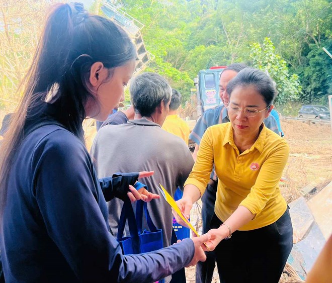 Chu tich Uy ban MTTQ Viet Nam tinh Nghe An Vo Thi Minh Sinh trao qua ho tro cho nguoi dan bi anh huong boi mua lu. Anh: Ngoc Anh