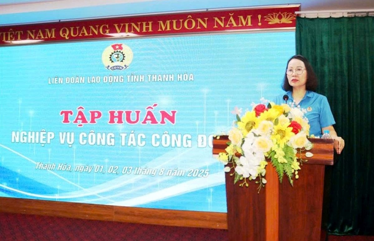 Ba Trinh Thi Hoa, Pho Chu tich LDLD tinh, Truong Ban Cong tac Cong doan phat bieu khai mac hoi nghi. Anh: Quach Du