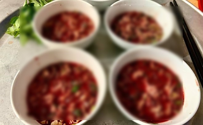 Hanoi CDC recommends that people do not eat pork soup, raw pork, rare pork or pork of unknown origin to avoid cross-infection with the pig's blood. Photo: Tran Tuan