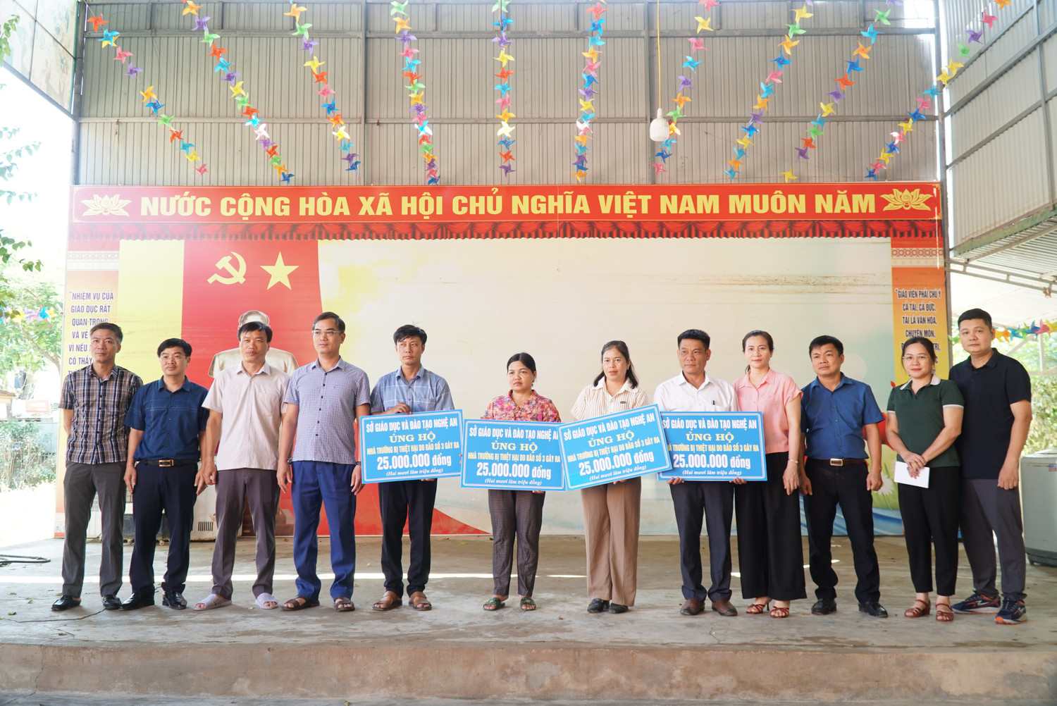 Lanh dao So GDDT Nghe An trao qua ho tro truong hoc bi thiet hai do lu tai xa Tam Hop. Anh: Ho Lai