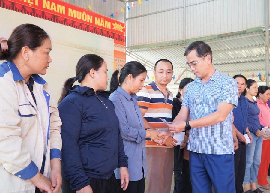 El Sr. Nguyen Van Khoa - Subdirector del Departamento de Educacion y Formacion de Nghe An entrega regalos para apoyar a los profesores afectados por las inundaciones en la comuna de Tam Hop. Foto: Ho Lai