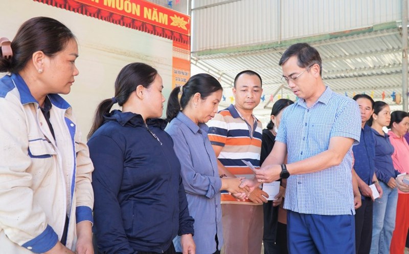 Mr. Nguyen Van Khoa - Deputy Director of Nghe An Department of Education and Training presented gifts to support teachers affected by floods in Tam Hop commune. Photo: Ho Lai