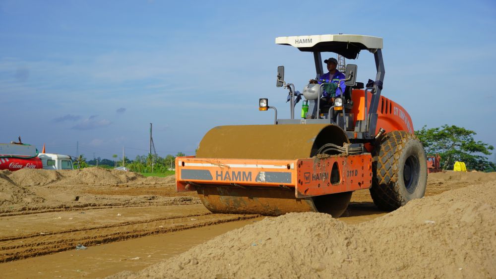 Construction de Chau Doc - peut Tho - Soc Trang Expressway Project passant par mon quartier Xuyen, peut la ville