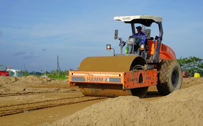 Construction of the Chau Doc - Can Tho - Soc Trang expressway project through My Xuyen ward, Can Tho city