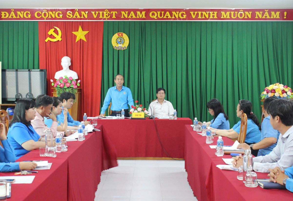 Mr. Nguyen Phu Hoang - Vice Chairman of the Provincial Vietnam Fatherland Front Committee, Chairman of the Lam Dong Provincial Federation of Labor spoke at the reception of all union resources from the old Binh Thuan Provincial Federation of Labor. Photo: Pham Duy