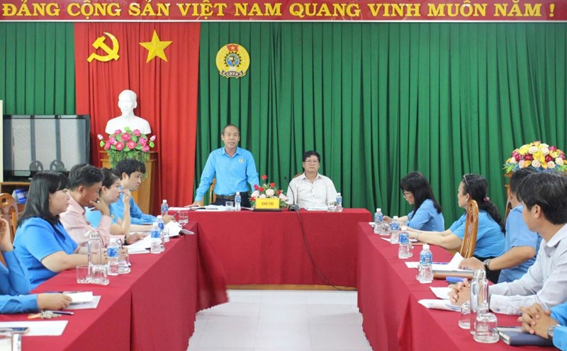 Mr. Nguyen Phu Hoang - Vice Chairman of the Provincial Vietnam Fatherland Front Committee, Chairman of the Lam Dong Provincial Federation of Labor spoke at the reception of all union resources from the old Binh Thuan Provincial Federation of Labor. Photo: Pham Duy
