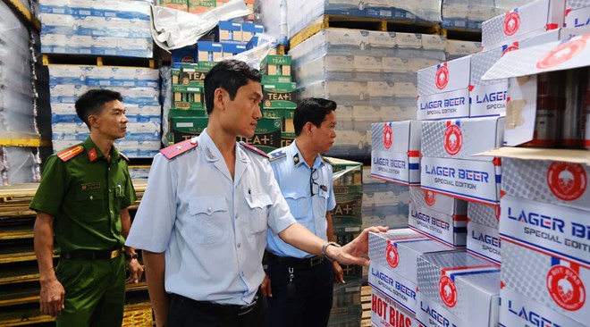 The interdisciplinary team of Can Tho City suddenly inspected a beer and beverage business establishment in the area in June 2025. Photo: My Ly